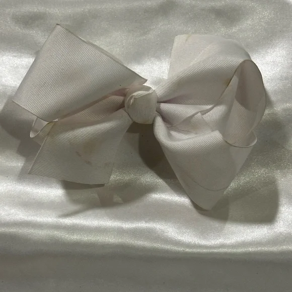 White Gross grain Hair Bow- bundle 2 or more and save on shipping.