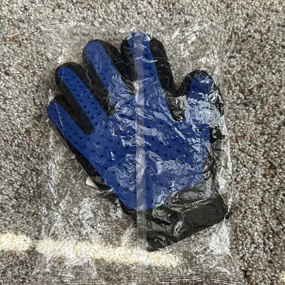 Pet grooming glove