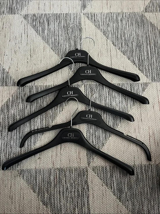 CH Carolina Herrera set 5 hangers