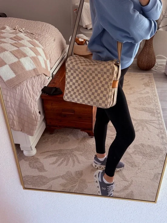 Louis Vuitton shoulder bag/ crossbody bag comes with COA