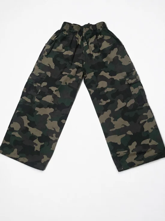 Kids Camo Cargo Wide-Leg Pants - Green. Size 6/7
