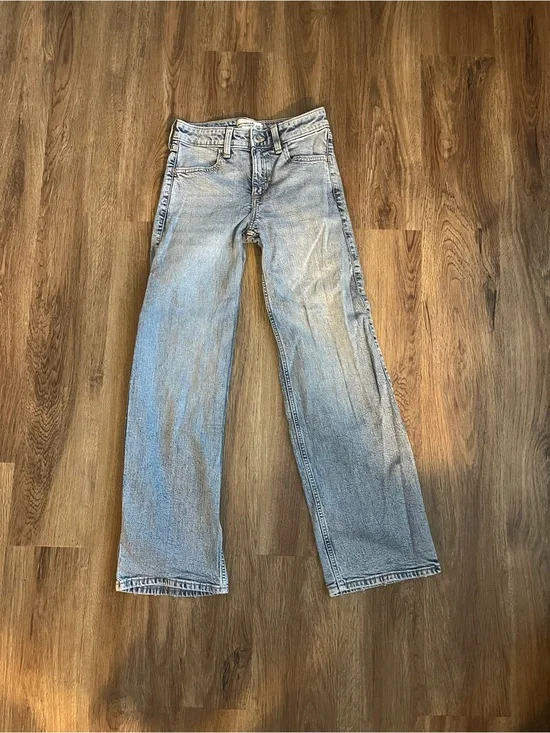 EUC abercrombie kids high-rise wide-leg jeans in a classic light denim 9/10L
