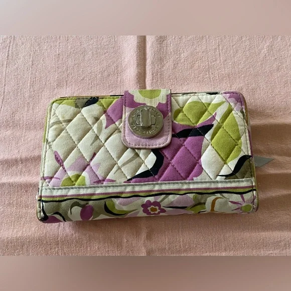 Retired VeraBradley TurnKey Wallet
