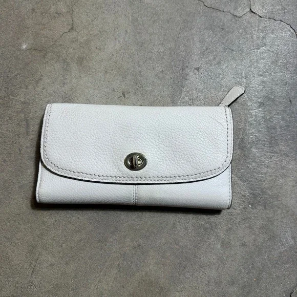 Coach White Pebbled Leather Turnlock Checkbook Wallet Y2K Silver Hardware