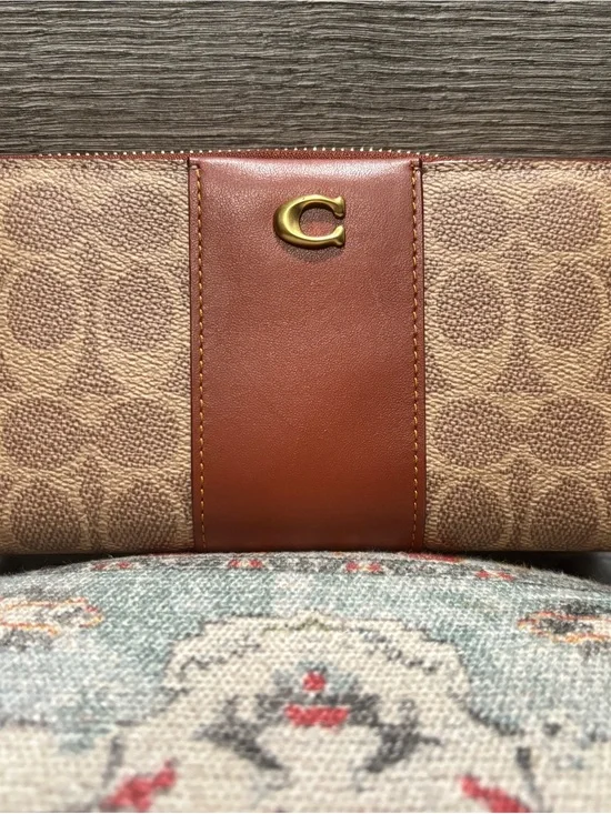 Coach Essential Accordion Zip Wallet
