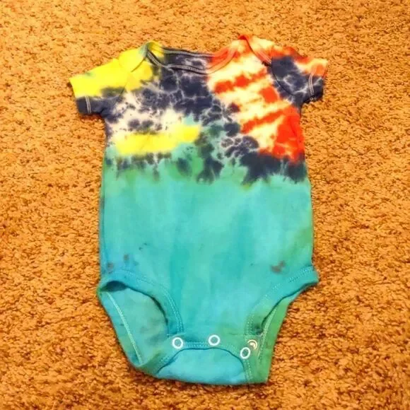 ‎Carter's onesie tie dye size 9 months