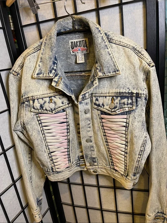 Dakota Blue   Standard vintage cropped acid-wash denim jacket.