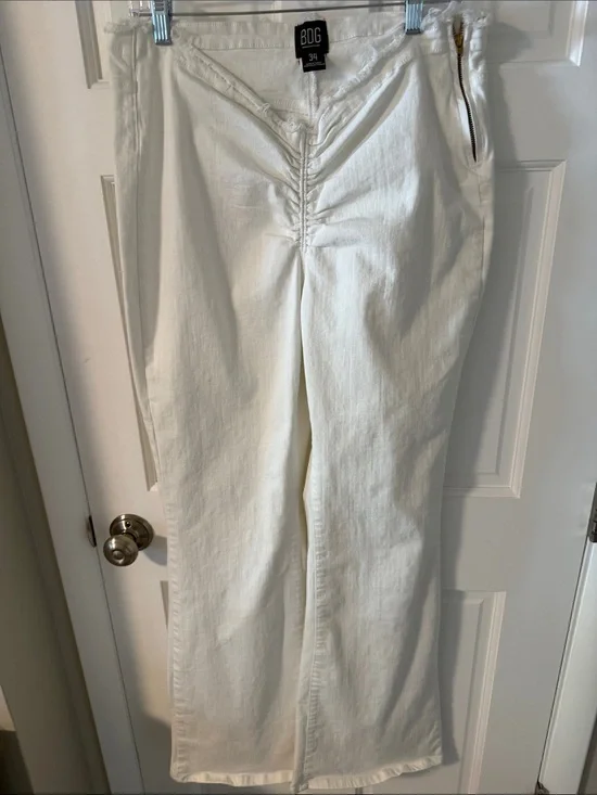 BDG Urban Outfitters Ruched Dipped V Flare White Stretch Jeans Size 34