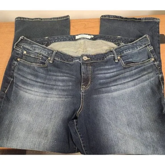 Torrid 26R denim jeans.  Measures approx 48w x 31 I x 12 rise