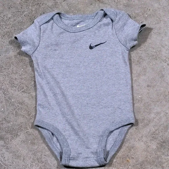 Nike Baby Bodysuit‎ Gray Heather Short Sleeve Swoosh Logo Size 9M Infant