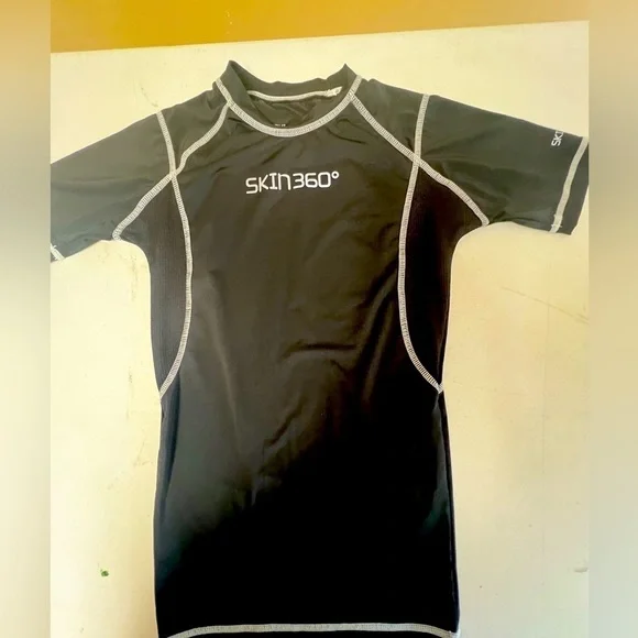 SKIN 360 BOYS BLACK SHORT SLEEVE TOP W/WHITE STITCHING. AGE 13-14. .