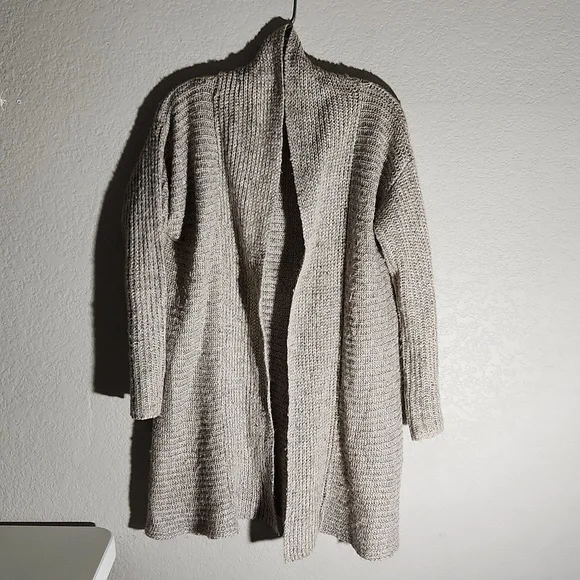 En Creme Cardigan Sweater Womens Size L Knit Tan ish has some fuzzies