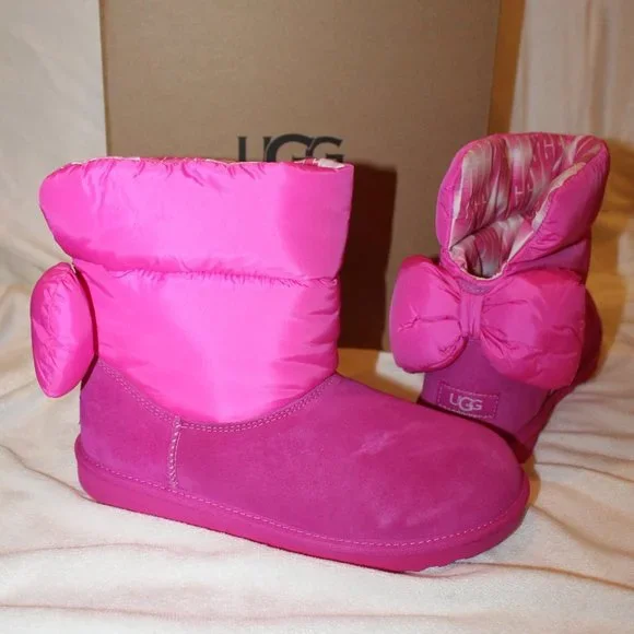 NIB UGG GIRLS CLASSIC SHORT BAILEY BOW MAXI WAVELENGTH SUEDE‎ PUFFER BOOTS PINK