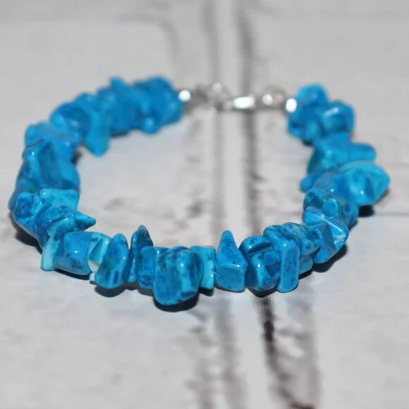 NWOT Turquoise Blue Howlite beaded natural stone bracelet 7.5