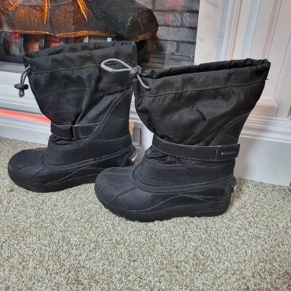 Columbia Powderbug Plus II Snow Boots Black Size 4 M Big Kid Youth