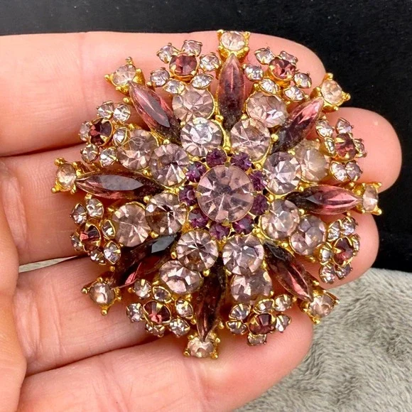 Vintage Rhinestone Brooch Purple‎ Gold Tone  Sparkle