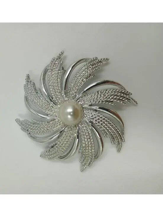 Elegant Silver-Tone Brooch with Pearl Center