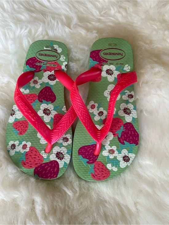 Havaianas Kids Strawberry Floral Flip Flops in Green and Pink