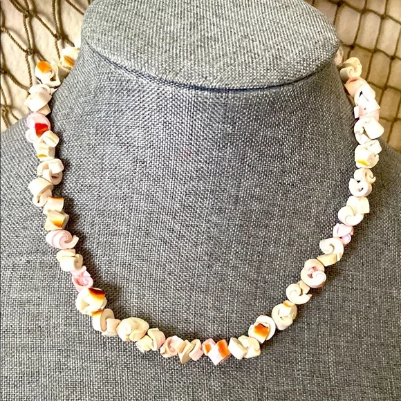 Vintage 70s Natural Spine Spiral Shell Choker Necklace