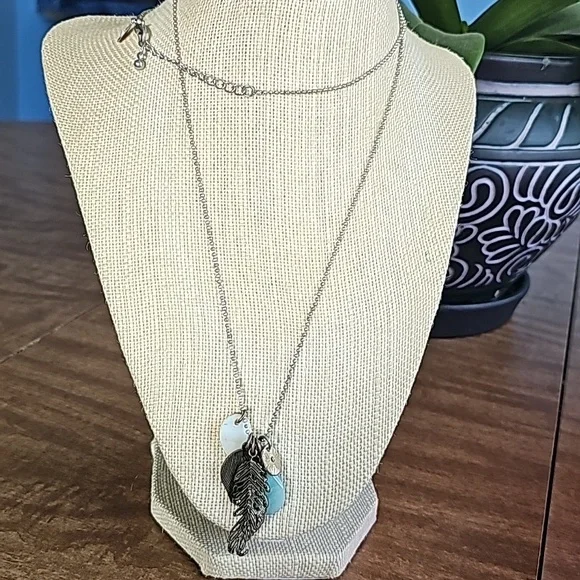 Aeropostale Leaf necklace