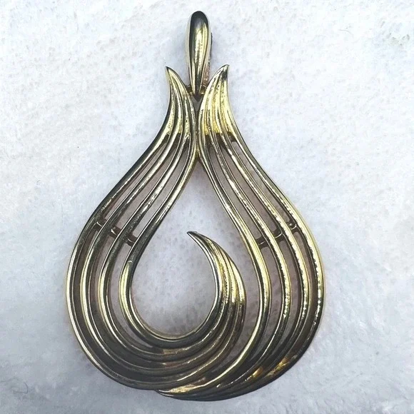 Vintage Trifari Pendant Teardrop Swoop Gold‎ Tone 2.25 X 1.5