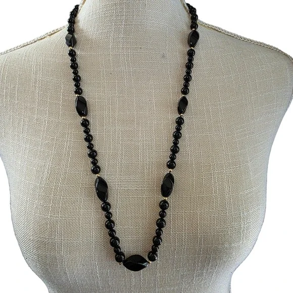Black Onyx Chalcedony Bead Necklace Oval Faceted Charm Gold Tone‎ Accent
