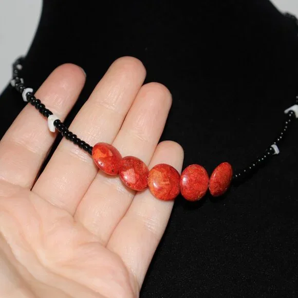 🧡 NWOT Glass Beaded Necklace with Natural Orange Stone & Mother of Pearl – 17