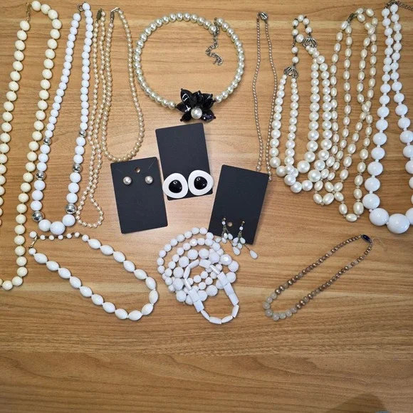 18 Piece Fashion Jewelry Lot Feaux‎ Pearl Beads Necklaces Earrings Bracelets