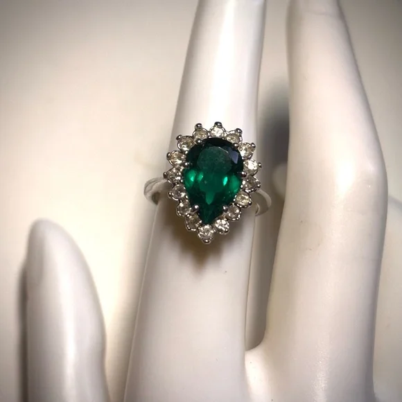 Elegant Silver and Green Teardrop Ring