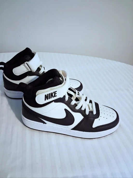 Boys Nike Mid Top Sneakers Size 6Y