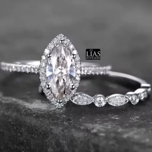 New 18k white gold wedding ring set
