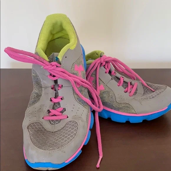 Girls Youth Under Armour sneakers size 4.5
