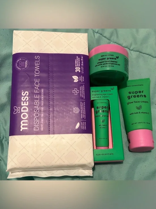 Super Greens Glow Face Cream by — Green