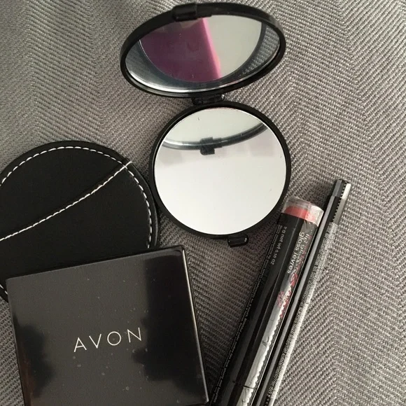 Avon ** INVENTORY CLOSE OUT ** Makeup pack