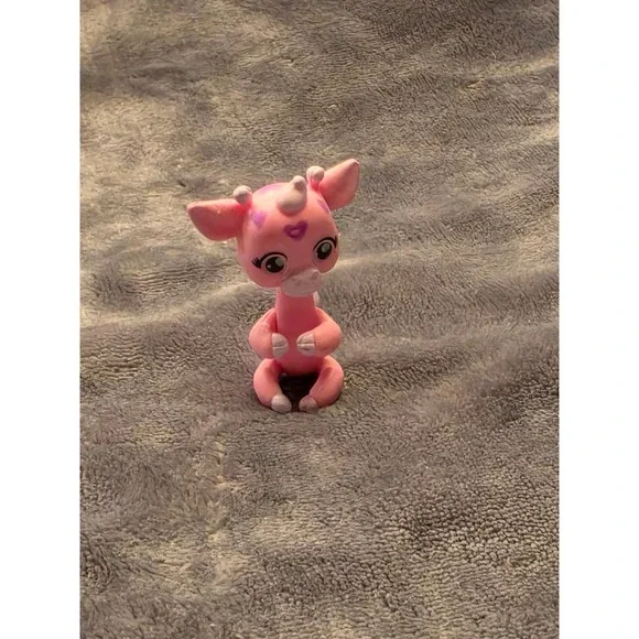 WowWee Fingerlings Giraffe Meadow Pink Purple Hearts Interactive Toy Figure