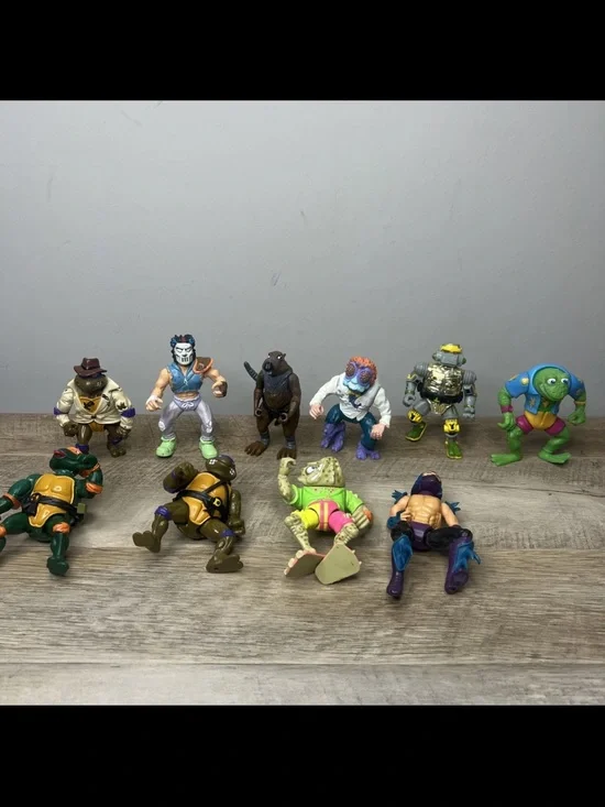 Assorted Teenage Mutant Ninja Turtles & Friends Action Figure Lot - Mixed Colors