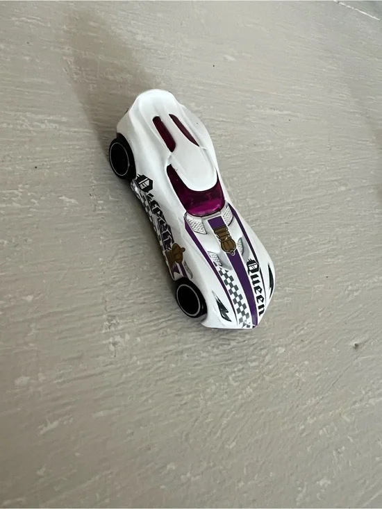 2013 HOT WHEELS BDD03 CHESS PIECE QUEEN WHITE & PURPLE 1:64 DIECAST 3