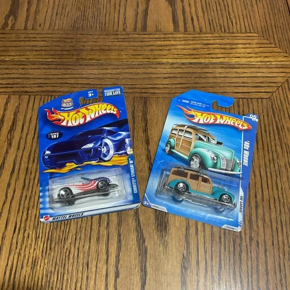 Mattel Hot Wheels Car Duo: Corvette Stingray III & HW40s Woodie HW Garage ‘10