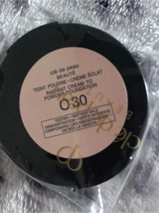 cle de peau Radiant Cream-To-Powder Foundation - Beige (030)