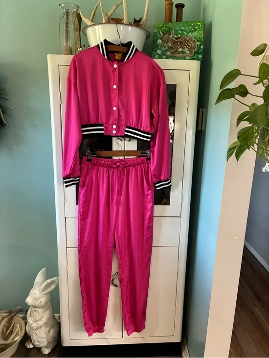 Daisy sz M Hot Pink Cropped Set with Striped Trim euc