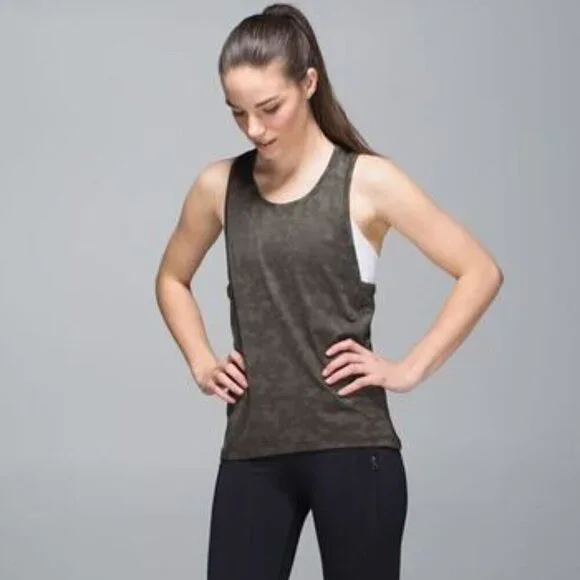 Lululemon Run For Days Tank in Deep Camo Size 4