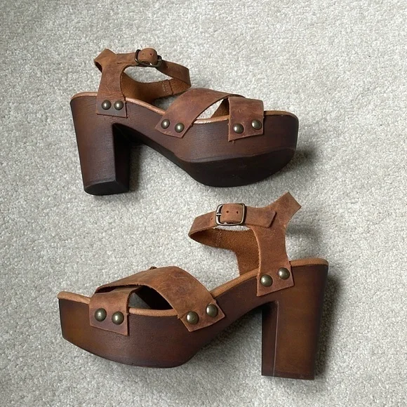 🚁 Italian made clog sandals: