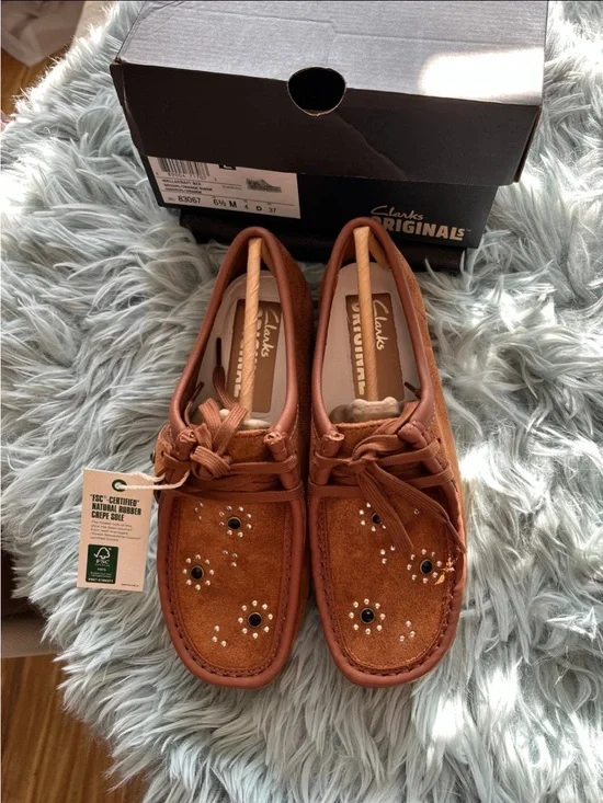 Clarks Women's Tan Suede Moccasin Boat Shoes with Bead Accents NWT