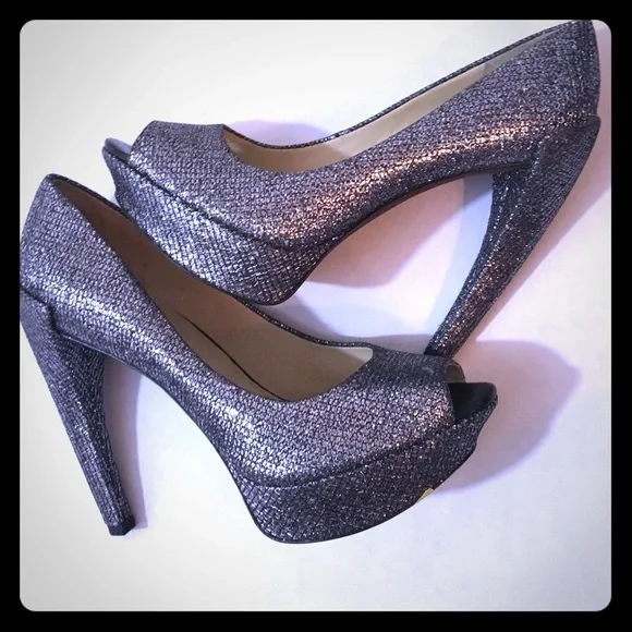 ⭐️💫Vera Wang glitter peep toe heels