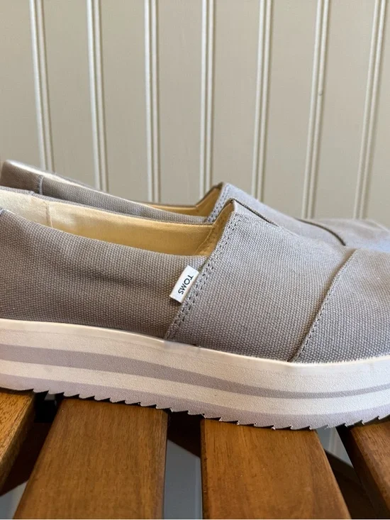 TOMS Women’s Light Gray Canvas Platform Slip-On Sneakers Size 7‎