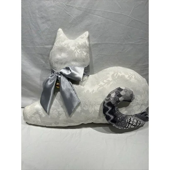 uno alla volta  letizias hand stiched white cat pillow‎ Wn8g12060 Exclusive