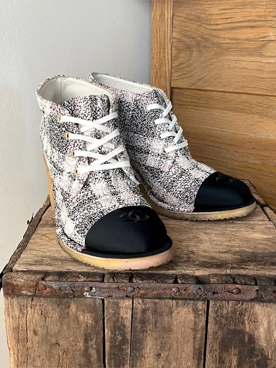 Chanel Tweed CC Cap Toe Lace Up Ankle Boots Size 41 G34631 Pink Black Boot