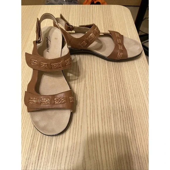 Trotters Romi Woven sandals in luggage leather‎ Size 10