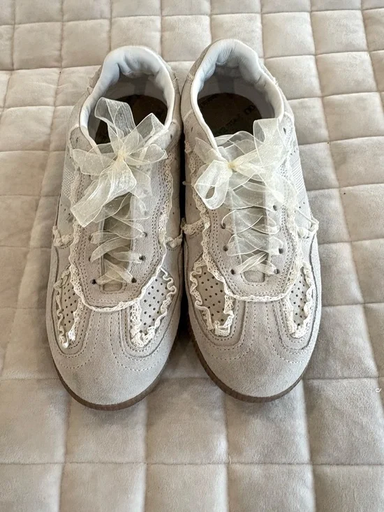 ALOHAS Tb.490 Crochet Trim Sneakers Cream Suede Size 8.5 Never Worn No Box