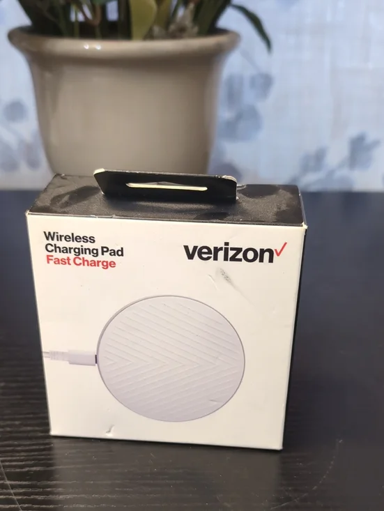 Verizon White Wireless Fast Charging Pad